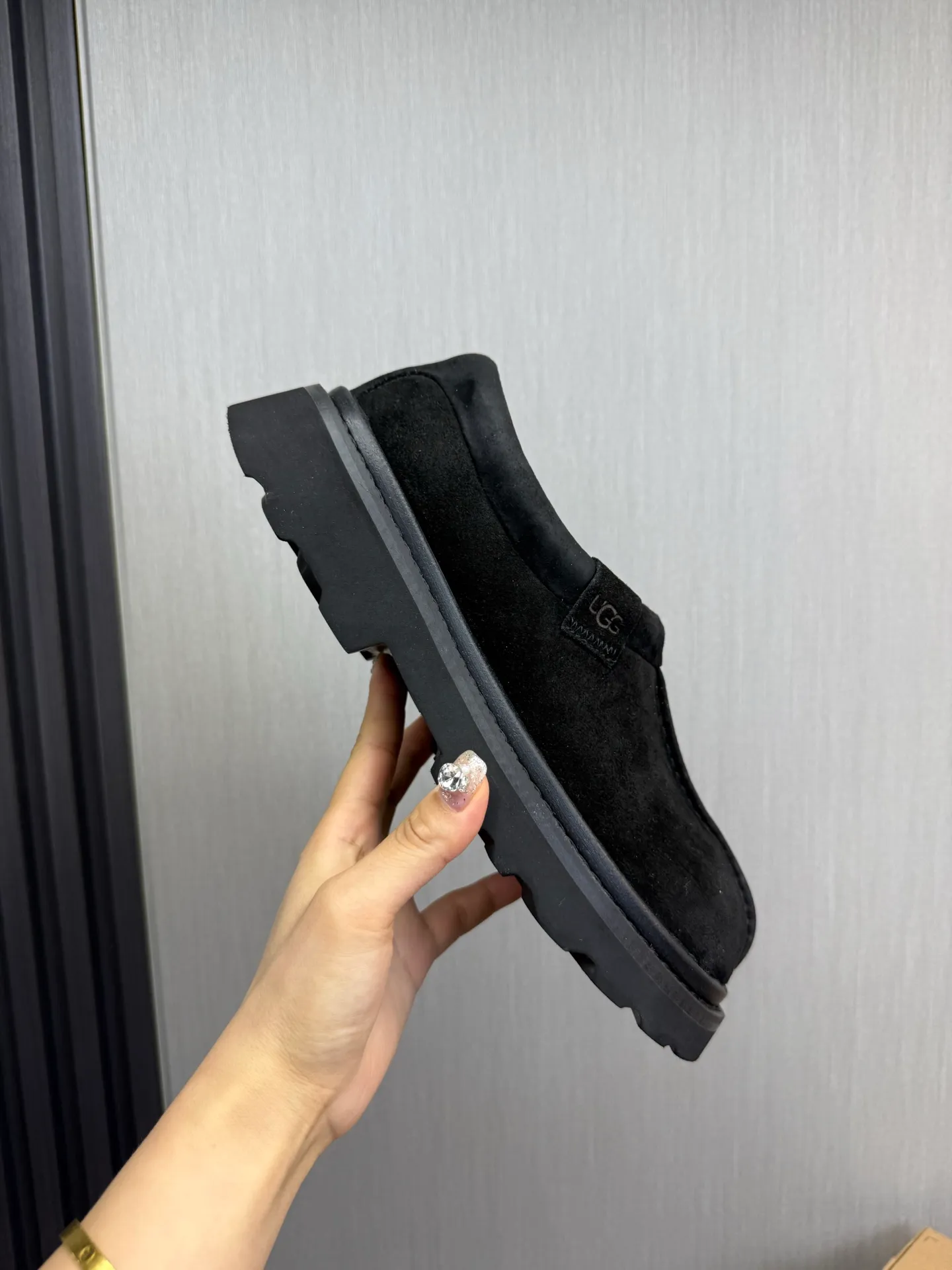 Men's shoes 💰560💰 New UGG fur integrated men's simple and fashionable snow boots. The most worth buying at the end of this year are warm casual shoes. Whether you are out and about at home, their comfortable and warm performance will be your most suitable fashion companion! The material is cowhide upper and imported wool is used inside. Warm and comfortable! The eva+ rubber patch outsole is cushioned, non-slip and wear-resistant, and has good elasticity. It is light and wear-resistant, comfortable and soft, and the new simple cut is more fashionable. It has both practicality and fashion sense, so you no longer have to worry about how to match it in winter, while still maintaining your fashionable taste. High-quality genuine wool. Look at the details for the material! Size: 39-40-41-42-43-44-44 sneaker size